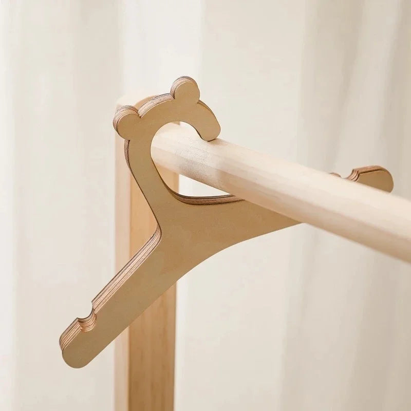 Cintre pour bébé fond blanc
