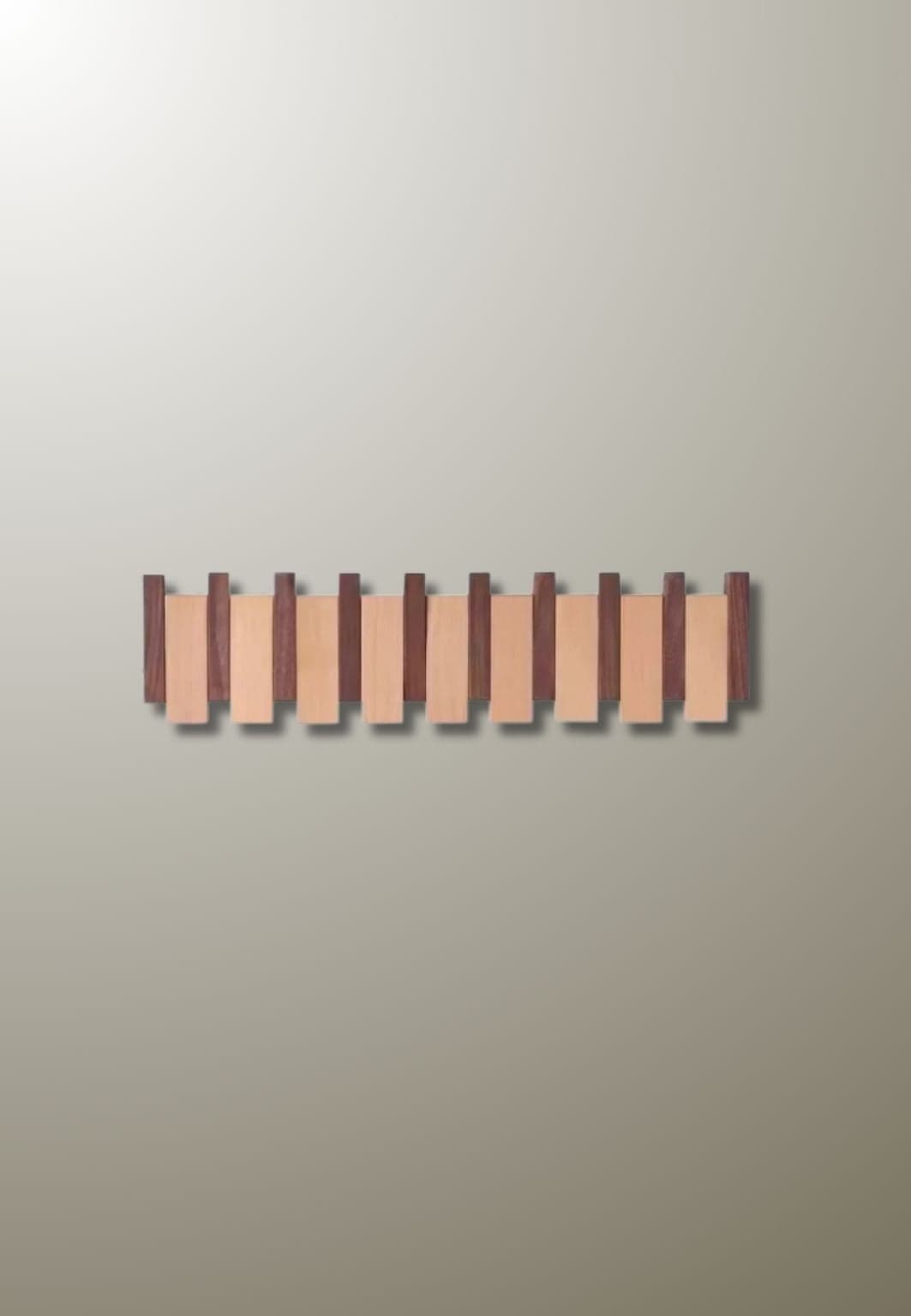 Porte manteau mural design en bois mixte 8 patères fond blanc 